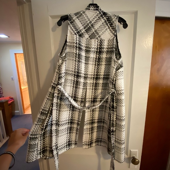 Sleeveless Plaid Longline Belted Vest - Picture 4 of 4